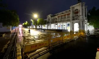 Roads empty, markets shut as Delhi enters weekend curfew